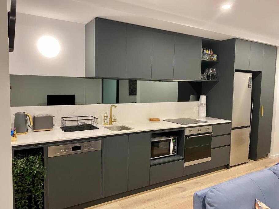 With Study And Full Amenities Including Parking Apartment *